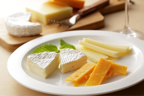 【管理栄養士監修】チーズのカロリーと糖質は？種類別に詳しく解説！