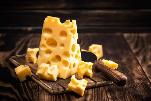 スイスチーズの王様【エメンタールチーズ】の特徴やおすすめの食べ方