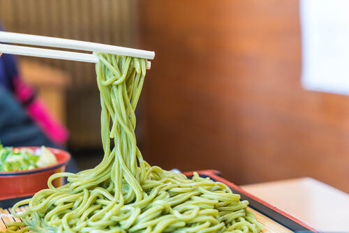 香り高きよもぎをうどんに打つ！身近な食材で趣のある一品に！