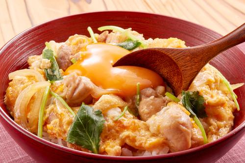 やきとり缶を使った親子丼の作り方を紹介！忙しい日にぴったり！