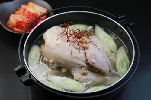 サムゲタンとは？鶏肉を使った韓国の伝統的な薬膳料理を詳しく解説！
