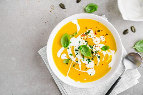 かぼちゃスープに生クリームをプラスして濃厚な味わいを楽しもう！