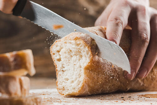 【パン】は冷凍保存がおすすめ！正しい手順と解凍方法、焼き方も解説
