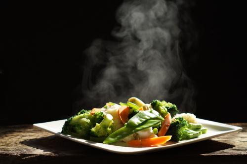 湯気が立ち上るできたての料理の写真