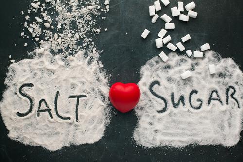 固まった塩や砂糖をサラサラにする裏ワザを紹介！固まる原因と対策も