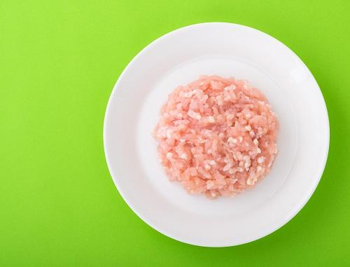 鶏ひき肉で作る炊き込みご飯は具材も味付けも縦横無尽に楽しめる！