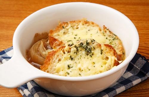 オニオングラタンスープの作り方を紹介！玉ねぎの炒め方がポイント