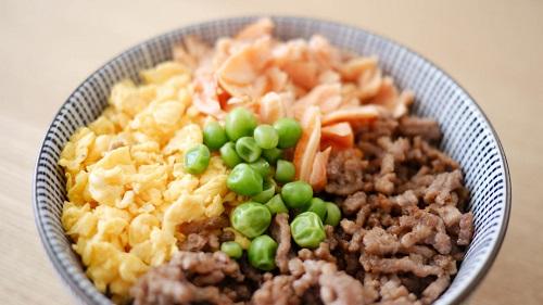 三色丼に欠かせない卵そぼろ！卵がない時は何を代用する？