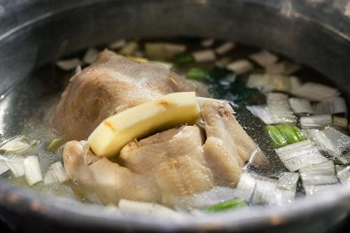 タッカンマリは鶏まるごと調理！食べられる場所やサムゲタンとの違い