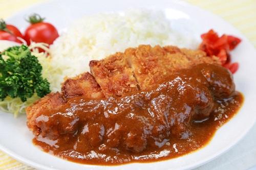 【管理栄養士監修】カツカレーのカロリーや糖質量｜栄養図鑑