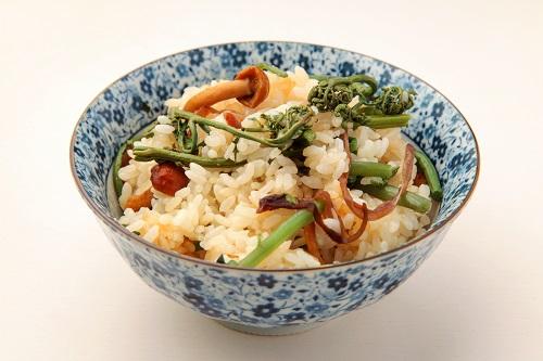 わらびの炊き込みご飯が食べたい！基本の作り方やアレンジ方法を紹介