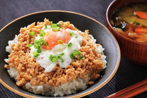 鶏ひき肉でそぼろ作り！定番の作り方やアレンジ法を伝授