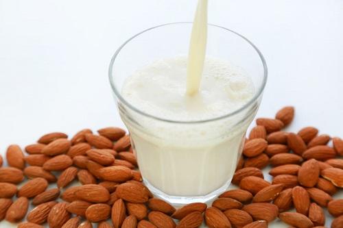 カロリー アーモンド ミルク アーモンドミルクと豆乳、ダイエット中にはどちらを選ぶべき？