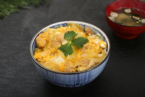 サラダチキンで作る親子丼は低カロリー！基本の作り方やアレンジ法