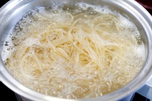 パスタの茹で汁を吹きこぼさない裏ワザ！知っておくと便利！