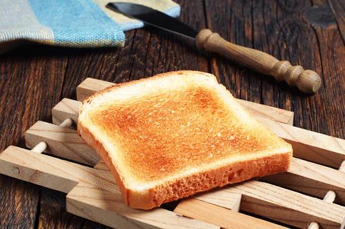 食パンを絶品トーストに仕上げるには焼く前の仕込みが重要だった？