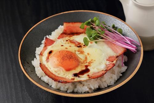 簡単に大満足のハムエッグ丼！アレンジやレンジで作る方法も紹介