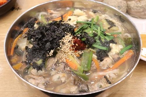 カルグクス ってどんな食べ物 日本のうどんとの違いは 解説 食 料理 オリーブオイルをひとまわし