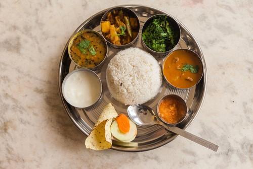 スパイスで作るインドカレーとルーで作るカレーライスの違いを紹介！