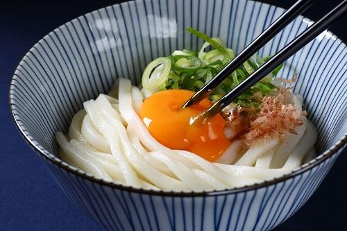 釜玉うどんのつゆは何を使うのが正解 美味しく作るコツを紹介 食 料理 オリーブオイルをひとまわし