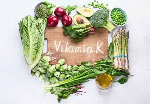 ビタミンKの働きや多い食べ物は？欠乏症や摂りすぎのリスク