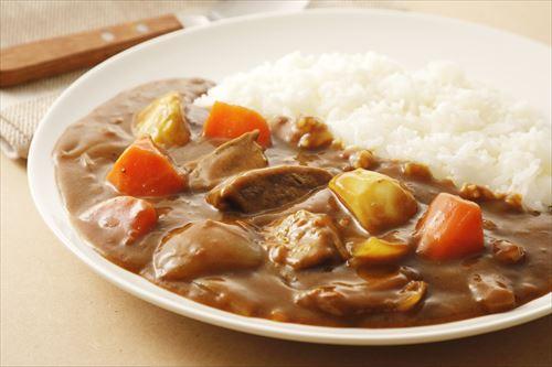 カレーで栄養は摂れる？不足しがちな栄養を補う献立とは？