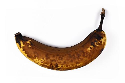 古い熟れ過ぎた茶色のバナナ