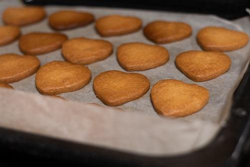オーブンで焼いたこんがりハートの形のクッキー