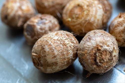 里芋の種類と特徴 見分け方 珍しい品種や赤い芽の里芋の名前は 食 料理 オリーブオイルをひとまわし