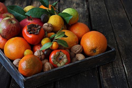 柑橘系の果物とナッツの箱