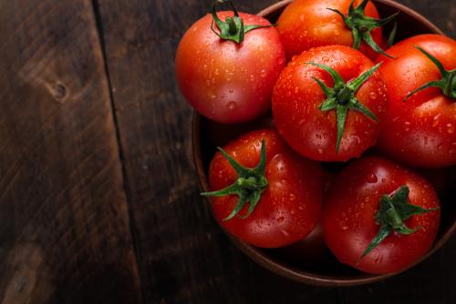 皿に新鮮なトマト