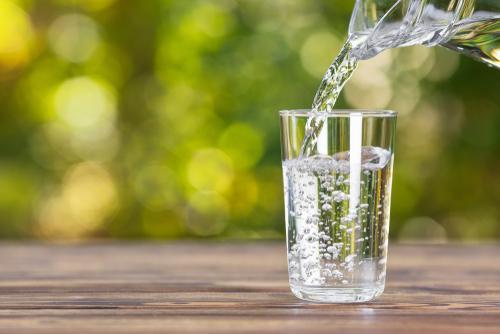 グラスに注ぐ水