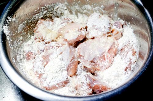 肉に小麦粉や片栗粉をまぶして焼く