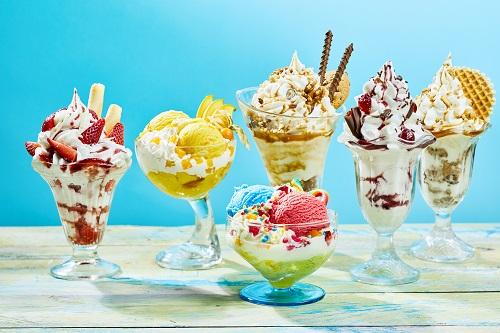 5つの異なるフレーバーのアイスクリームサンデー