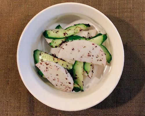 切って和えるだけの簡単副菜!「かまぼこのゆかり和え」