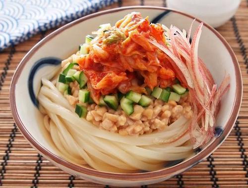 相性バツグンの発酵食品！「納豆キムチうどん」