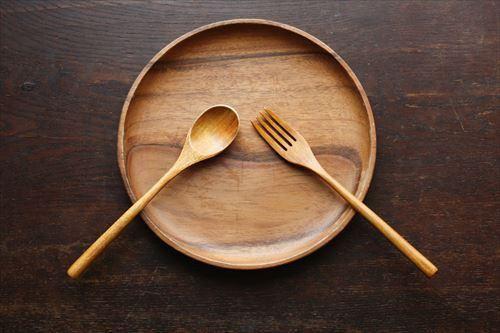 木製の皿・スプーン・フォーク
