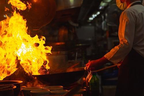 中華鍋でシェフの炒め物