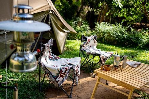 森の中のキャンプ テントと備品アクセサリー
