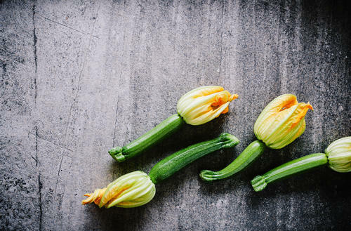 普通のズッキーニとは何が違う 花ズッキーニ を食べてみよう 食 料理 オリーブオイルをひとまわし