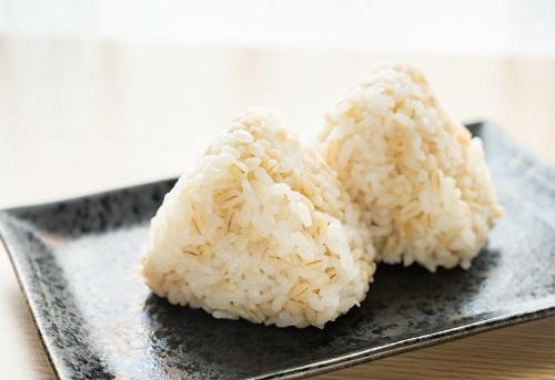 もち麦おにぎりの魅力や作り方を徹底解剖 気軽にもち麦を楽しめる 食 料理 オリーブオイルをひとまわし