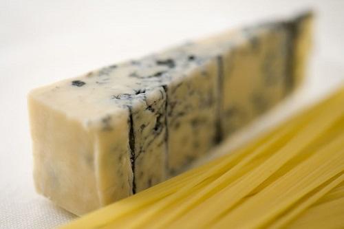 ゴルゴンゾーラチーズの特徴を紹介 種類が2種類あるって本当 食 料理 オリーブオイルをひとまわし