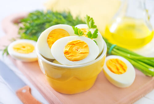 センスあるゆで卵の切り方とは 簡単ひと手間でお洒落に盛り付けよう 食 料理 オリーブオイルをひとまわし