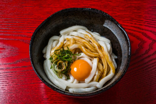 醤油うどん の作り方を紹介 シンプルだからこそ奥深い 食 料理 オリーブオイルをひとまわし