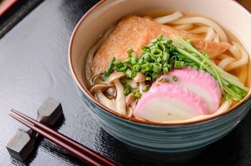たぬきうどん ってどんな料理 地方による違いやカロリーも紹介 食 料理 オリーブオイルをひとまわし たぬきうどん ってどんな料理 地方による違いやカロリーも紹介 食 料理 オリーブオイルをひとまわし