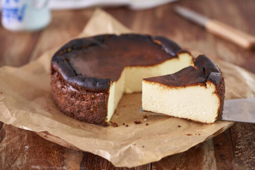 バスクチーズケーキ とは 美味しさの秘密や作り方 食べ方まとめ 食 料理 オリーブオイルをひとまわし