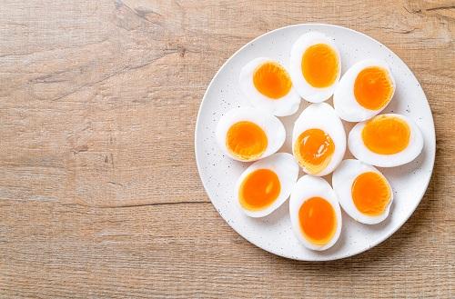 お皿に盛られた半熟卵