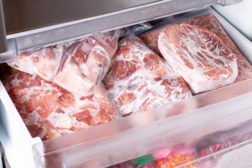 冷凍庫に入った肉