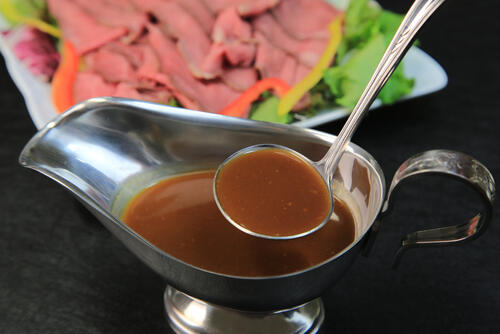 肉料理の鉄板 グレイビーソース とは 簡単な作り方とポイント解説 食 料理 オリーブオイルをひとまわし