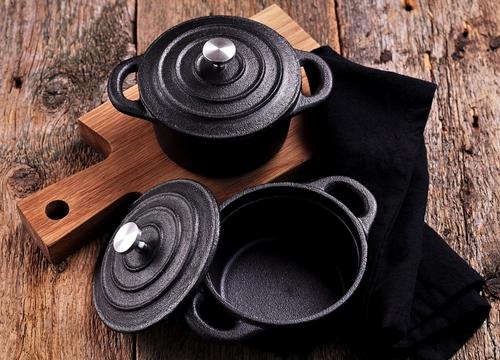 鉄鍋は手入れが命 油ならしから錆び 焦げの落とし方まで徹底解説 食 料理 オリーブオイルをひとまわし 鉄鍋は手入れが命 油ならしから錆び 焦げの落とし方まで徹底解説 食 料理 オリーブオイルをひとまわし